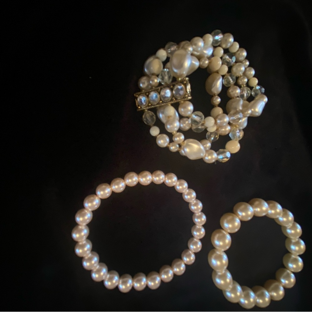 Classic Ivory Pearl Stretch Bracelet - Elegant Women's Jewelry